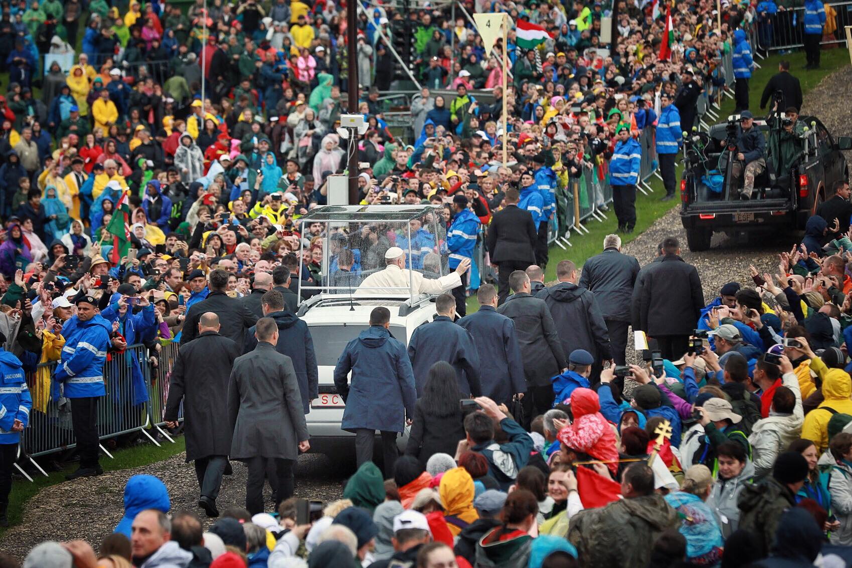 FOTO & VIDEO | Momentul în care Papa Francisc trece cu papamobilul Dacia Duster printre pelerinii de la Șumuleu Ciuc