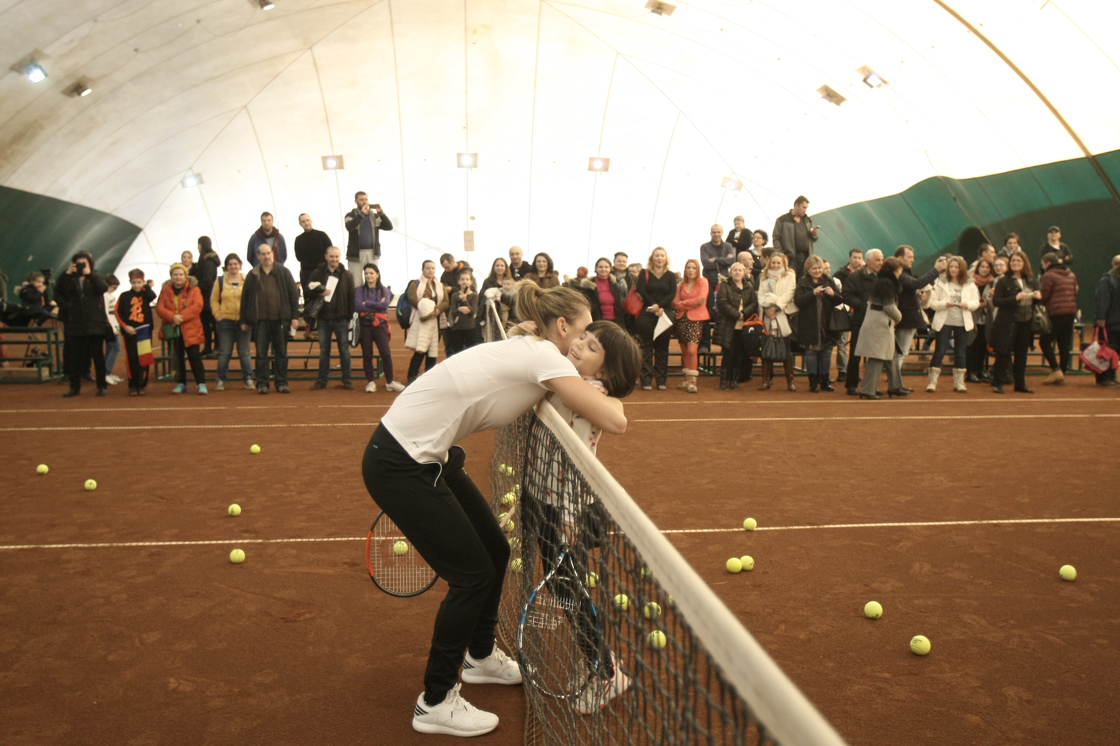 Simona Halep și-a luat energie de la copii! Un fost fotbalist stelist și-a adus fata, ca să ia autograf de la campioană / GALERIE FOTO