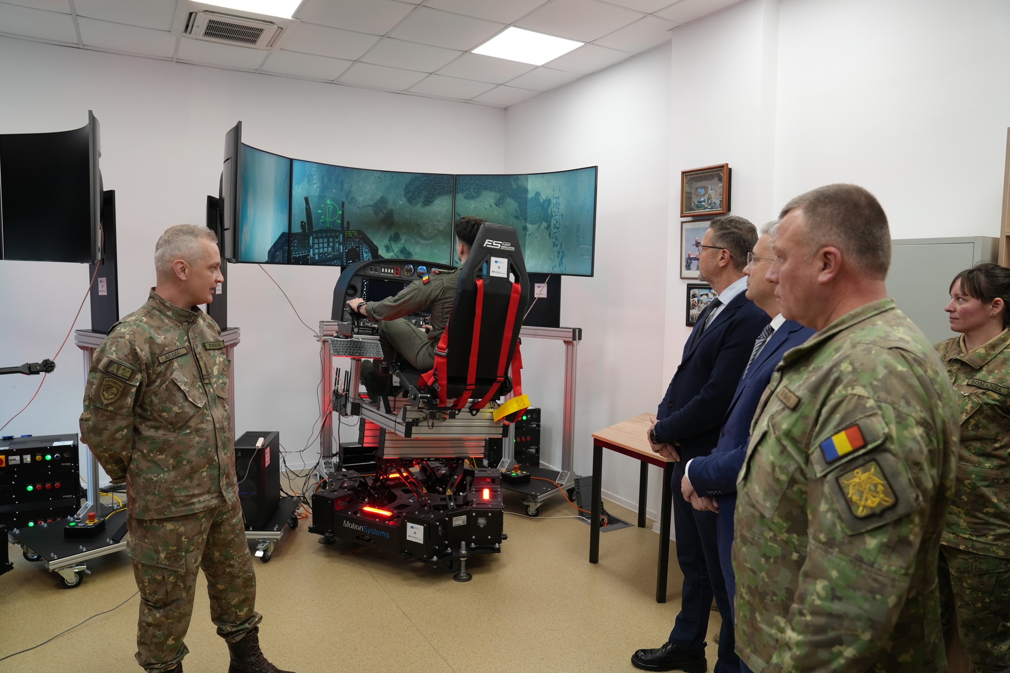 Pregătiri pentru F-35 la Brașov: studenții Academiei Forțelor Aeriene se antrenează să conducă elicoptere Apache și Black Hawk pe simulatoare