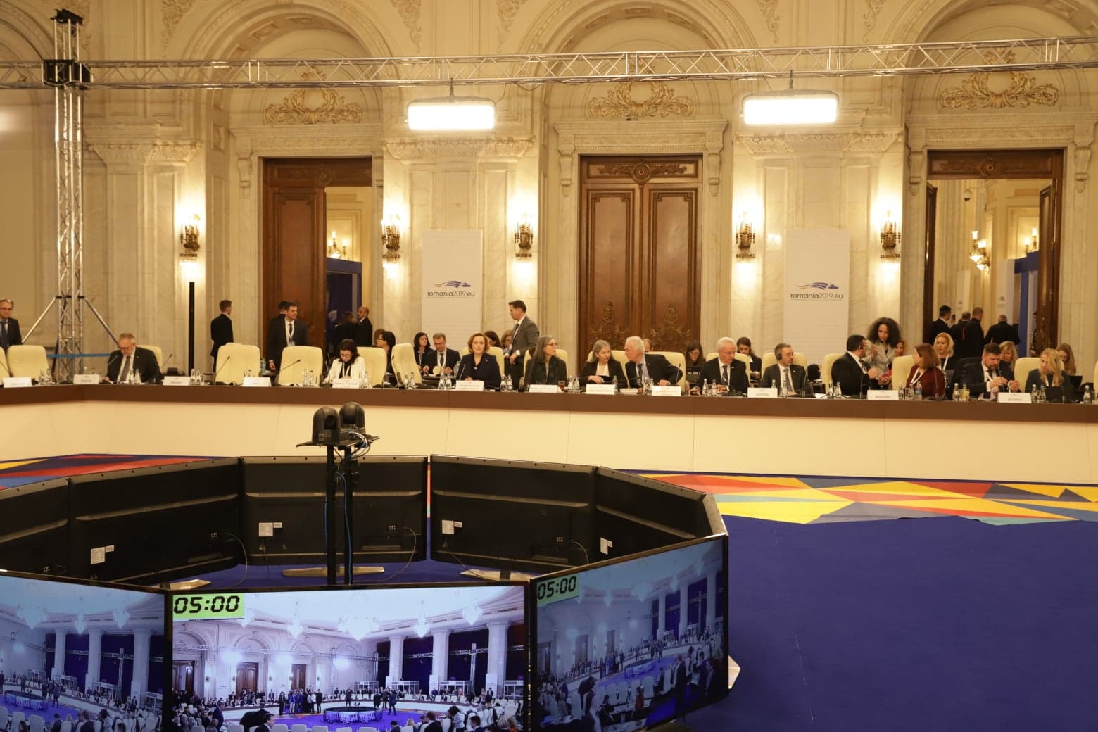 GALERIE FOTO/ Sindicaliștii din poliție și penitenciare protestează în stradă chiar în toiul reuniunii miniștrilor europeni de la București. Care sunt revendicările