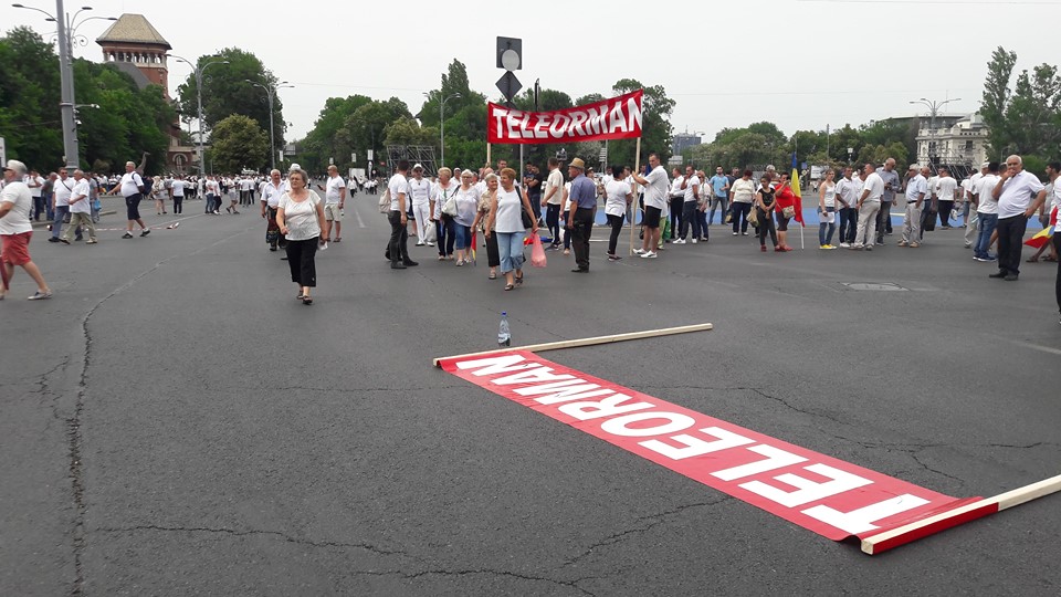 FOTO&VIDEO / Cum s-a desfăşurat mitingul PSD. Peste 100.000 de oameni au umplut Piaţa Victoriei