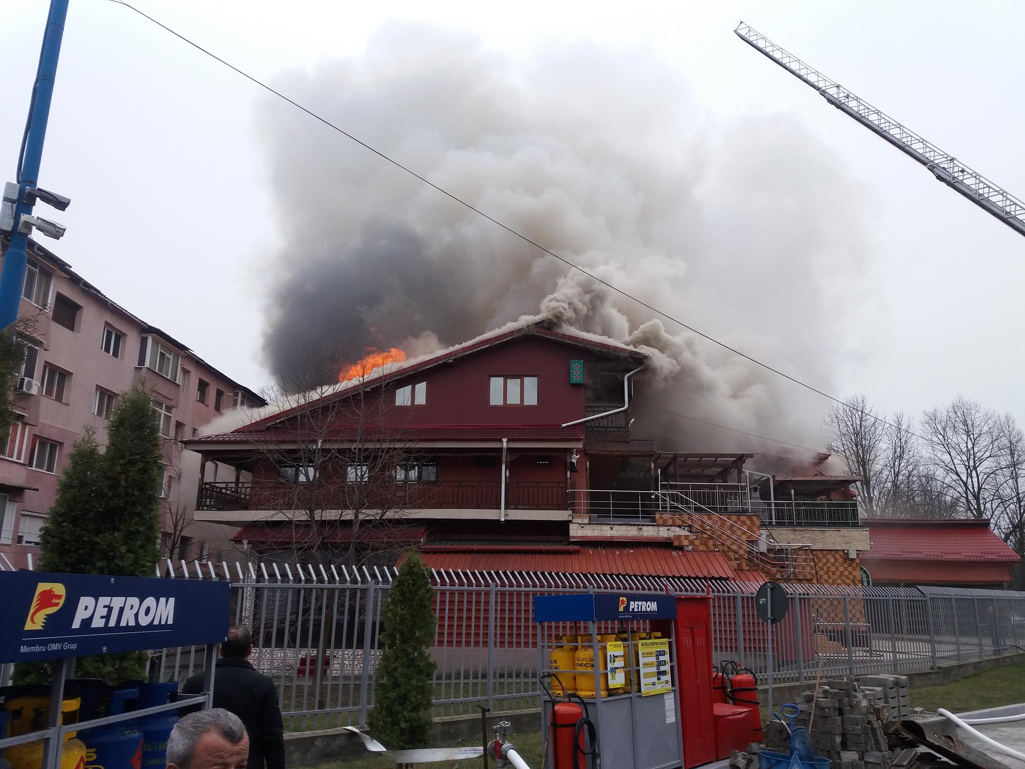 UPDATE / Pensiunea din Focșani care a ars ieri nu avea autorizație ISU