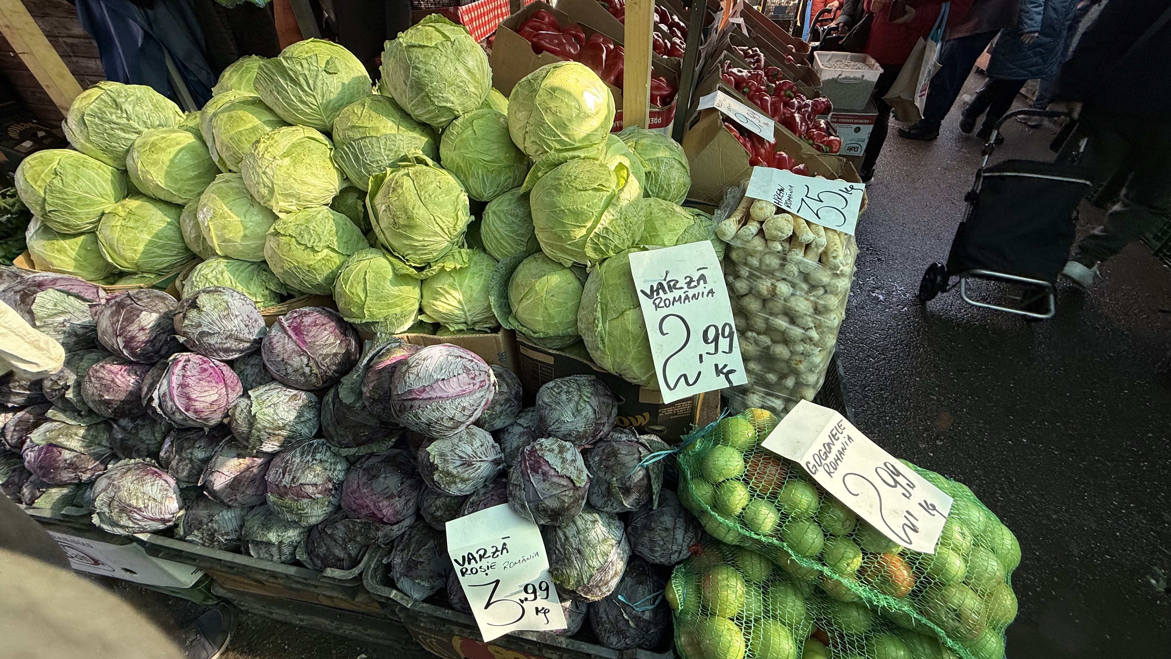 Murăturile din Piața Obor s-au scumpit mai mult decât carnea. „Cum să coste hreanul atât?! Rasolul de porc e la 14 lei în hală, am înnebunit?!”