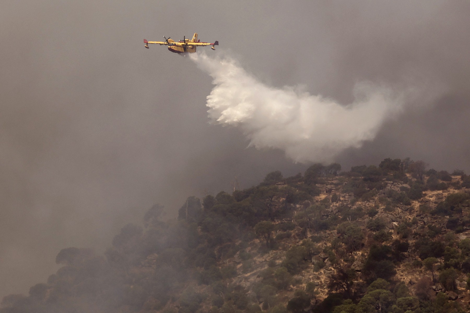 „Pare un infern, un iad. Nu se mai vede nici soarele”. Mărturiile românilor evacuați din calea incendiilor devastatoare din Spania
