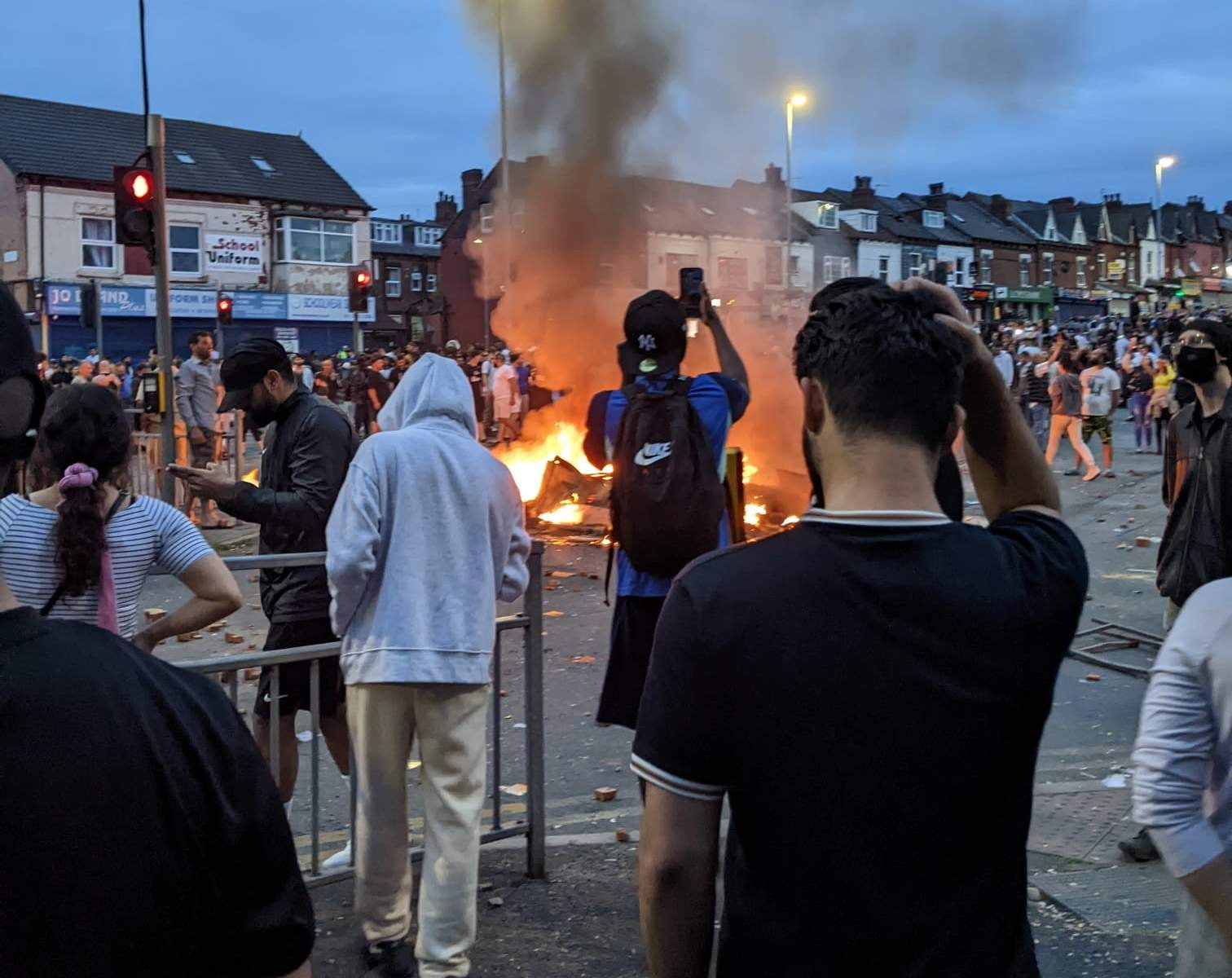 Revoltă în Leeds, după ce autoritățile britanice au încercat să preia copiii unei familii de români. „Răstoarnă mașina! Să vină mascații de la București!”. Precizările MAE