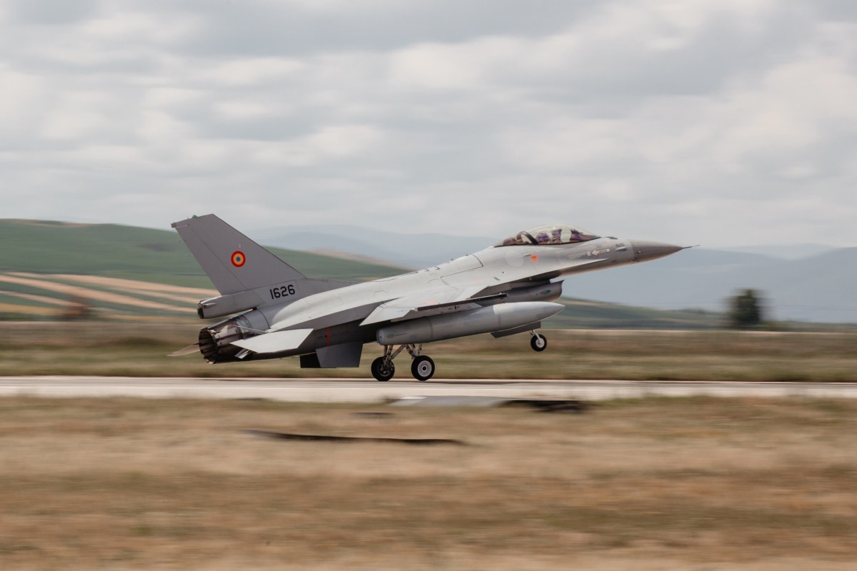 Alte trei avioane F-16 cumpărate din Norvegia au ajuns în România. Cât au costat avioanele care fac tranziția spre F35