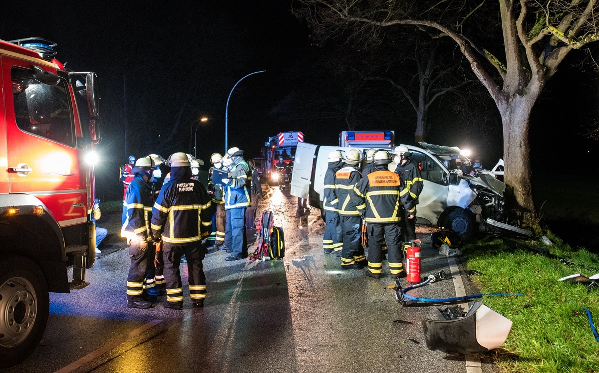 Doi români morți, alți doi grav răniți, în Germania. Duba în care erau s-a făcut praf într-un pom