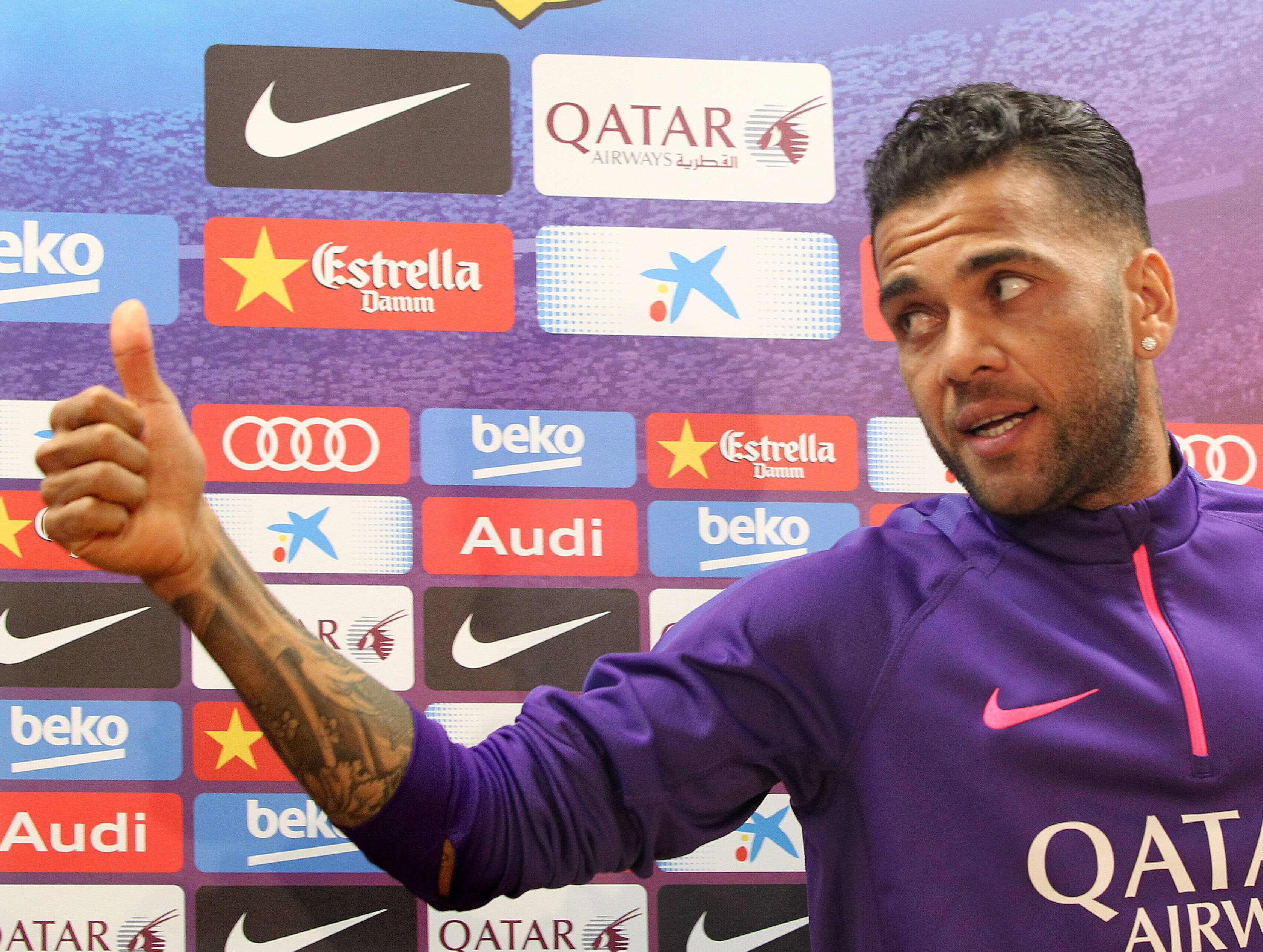 Dani Alves și-a prelungit contractul cu Barcelona până în 2017 / GALERIE FOTO
