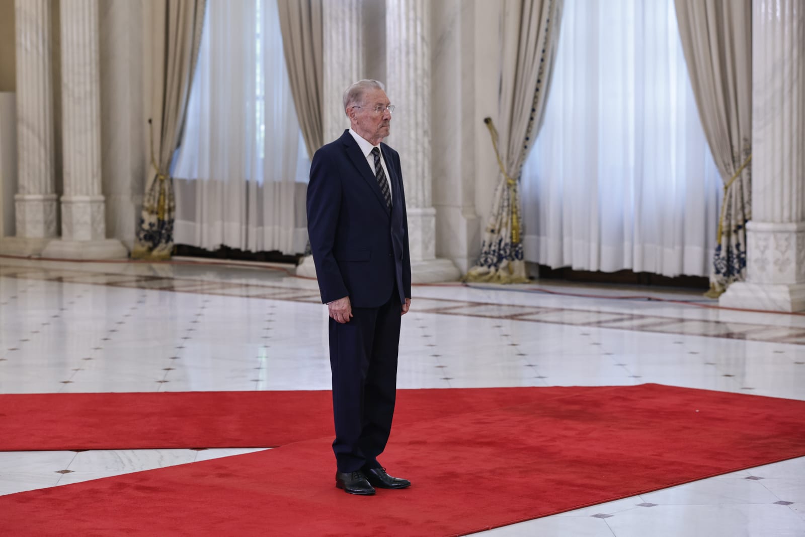 Funeralii de stat pentru Ion Iliescu. Ultimele omagii aduse în fața sicriului fostului președinte, în Sala Unirii, la Palatul Cotroceni