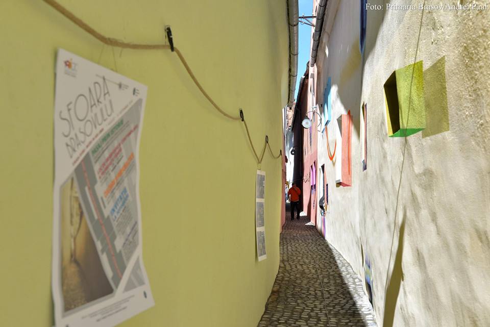FOTO/ Strada Sforii din Braşov devine Muzeu în aer liber. De vineri, cea mai îngustă stradă din Europa de Est a fost redeschisă publicului