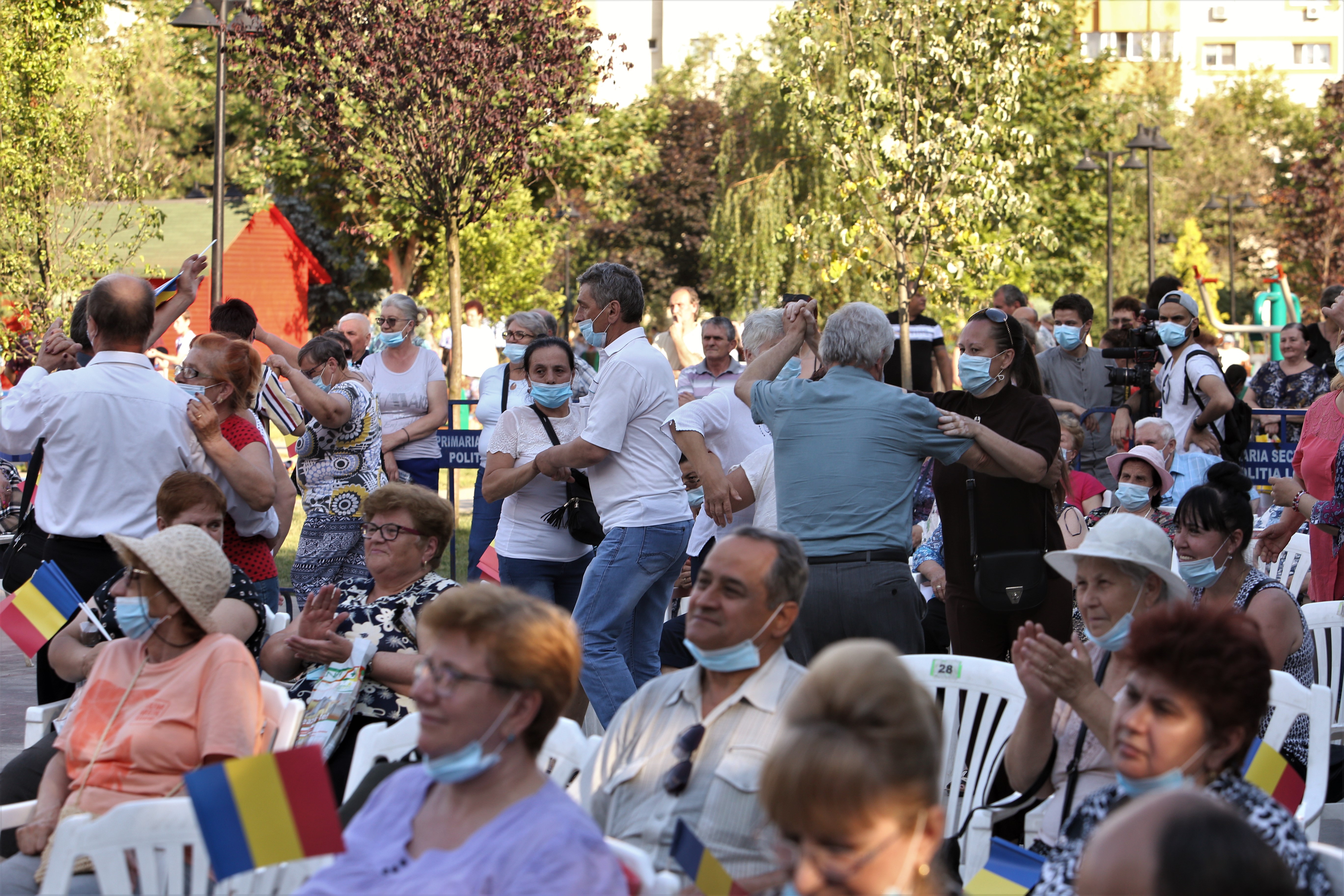 Hore și aglomerație în Parcul Sebastian din Capitală, la spectacolul organizat de primarul Daniel Florea: ”Să vedem dacă ne îmbolnăvim sau nu. Suntem curioase”