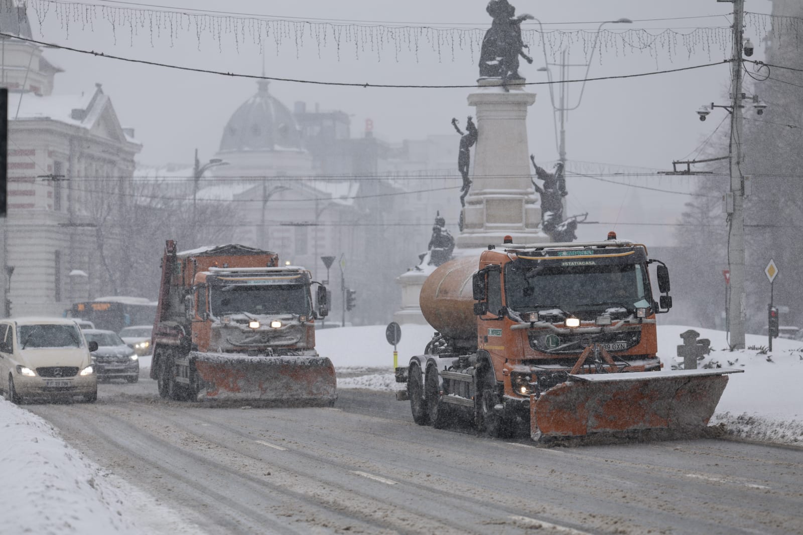 Codul galben de ninsori și viscol a făcut prăpăd în mai multe județe: copaci rupți și mașini distruse în București, drumuri închise sau restricționate în 16 județe | VIDEO