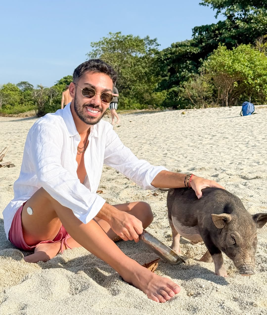 Cântărețul român a plecat în vacanța din Thailanda cu nașa: „Suntem o familie fericită”. De ce nu l-a însoțit nevasta