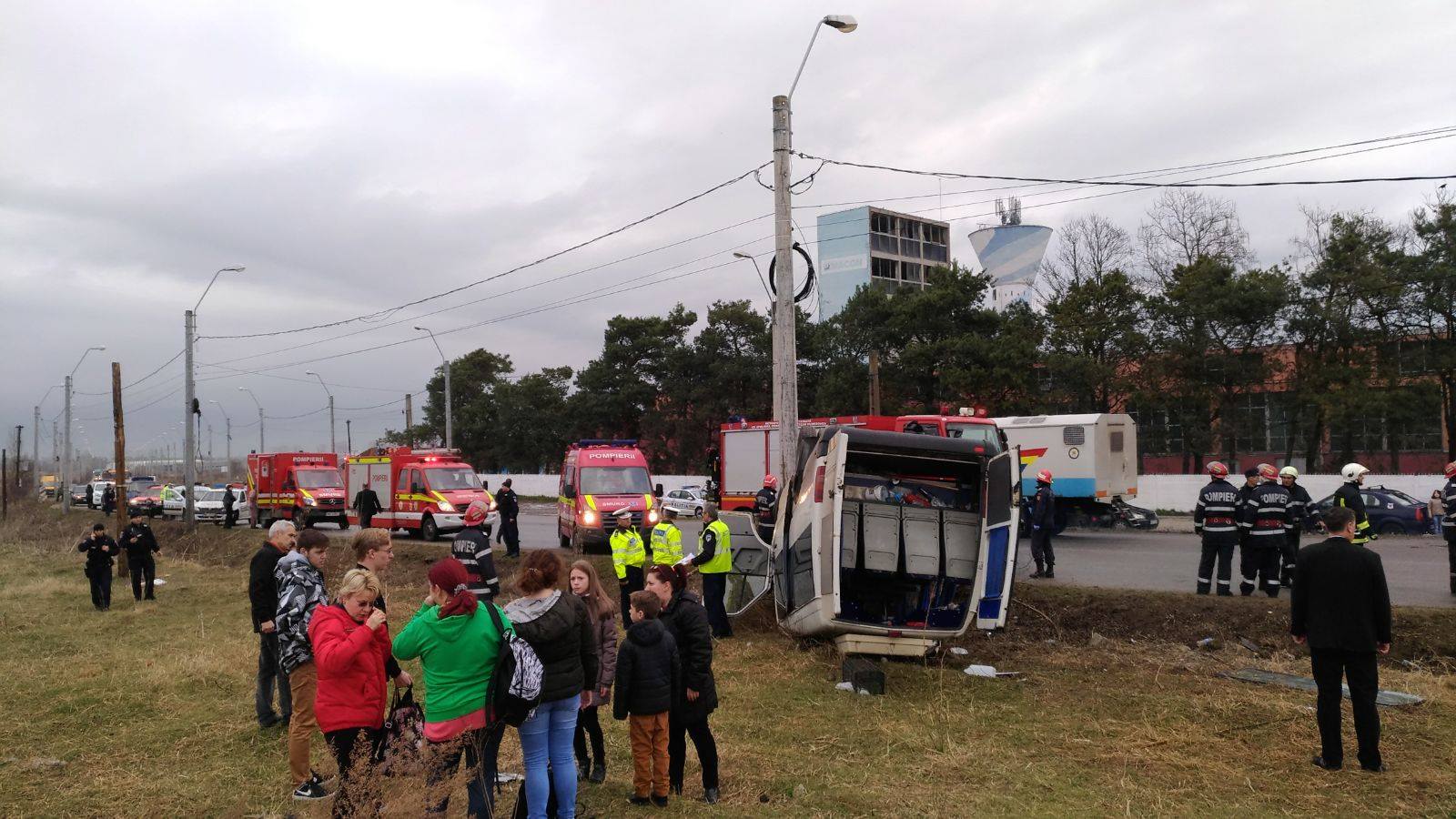 UPDATE: Un microbuz școlar s-a răsturnat în județul Hunedoara. 13 elevi au fost răniți. Fiul unui europarlamentar se afla printre pasageri