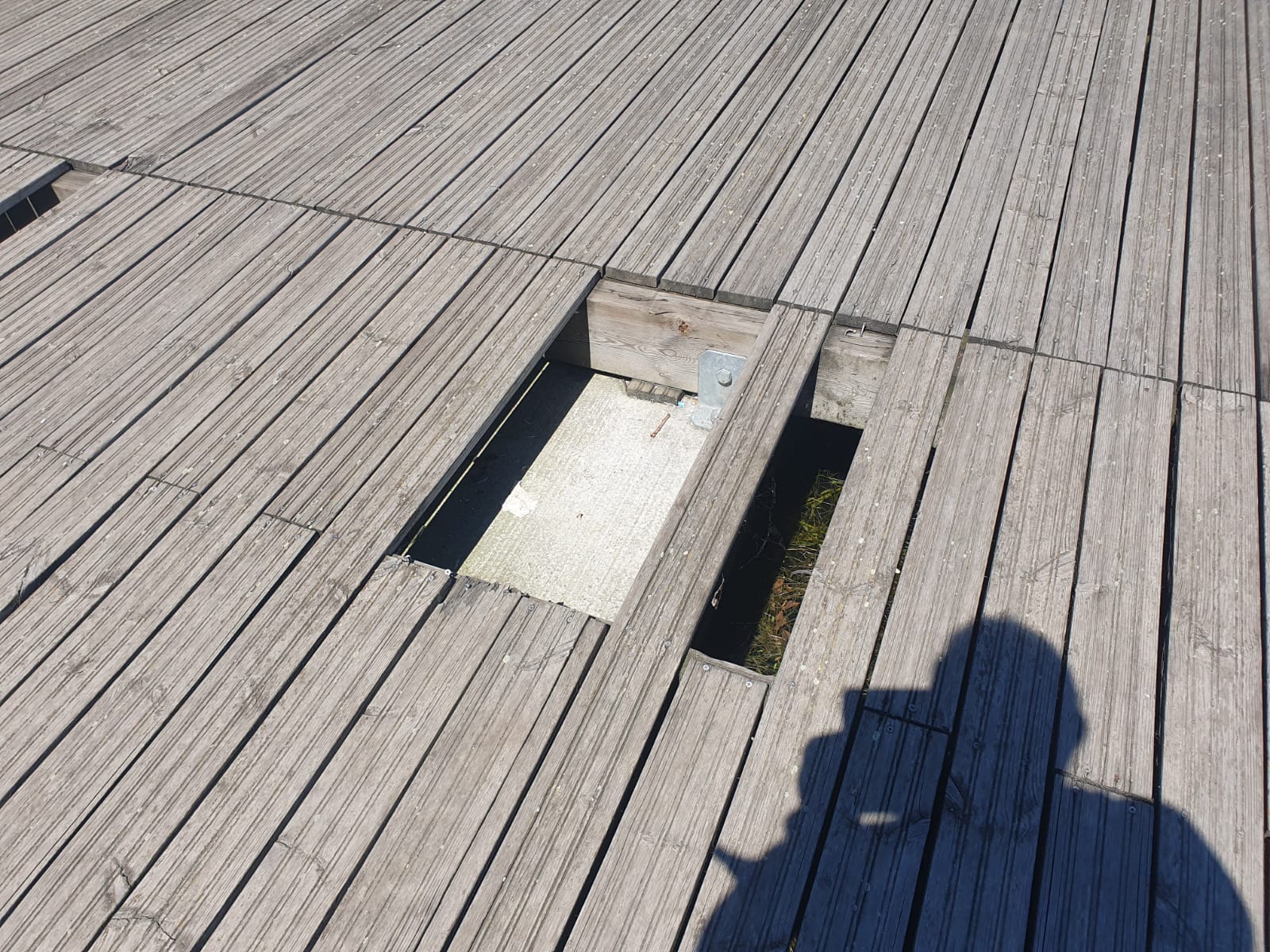 Apocalipsa din Parcul Tei: complexul de distracții abandonat, bănci vandalizate, munți de gunoaie, pontoane devastate. Pericol iminent de tragedii!