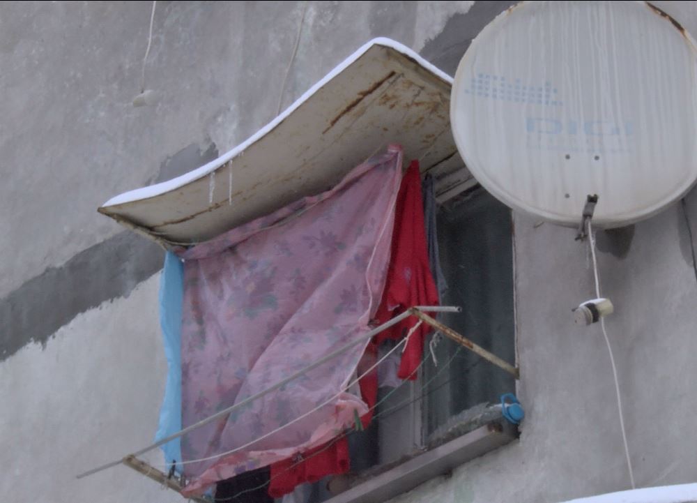 #salvatipipera | VIDEO. Cartierul contrastelor: cum se văd clădirile de sticlă din blocurile de nefamiliști. ”Noi am vrea doar apă caldă...”