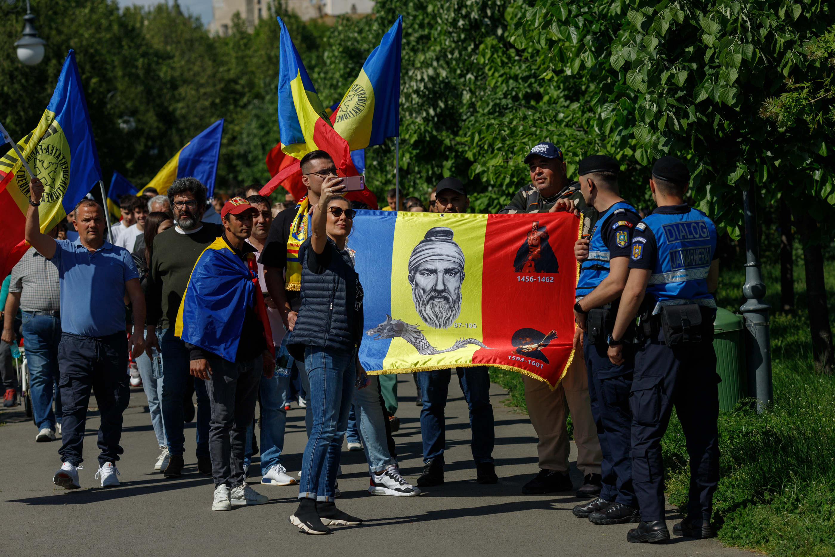 REPORTAJ. Am mers patru ore alături de protestatarii AUR. Ce i-a motivat să vină de la sute de km distanță la chemarea singurului lider de partid din România care e pomenit de susținători pe numele mic: „George”
