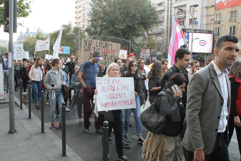 GALERIE FOTO/ Marş împotriva violenţei domestice, în Bucureşti: "Împreună pentru siguranţa femeilor"