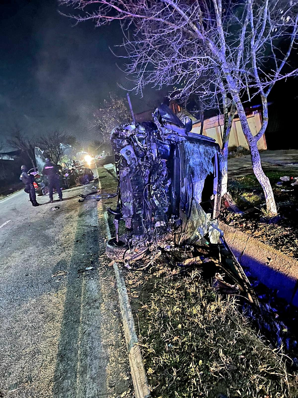 Opt victime în două mașini complet distruse la Câmpurelu, în Giurgiu, după un impact frontal