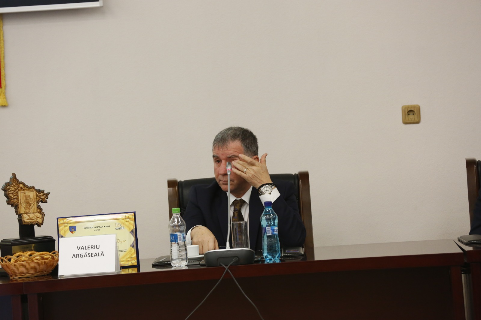 GALERIE FOTO/ Valeriu Argăseală a izbucnit în plâns când a primit placheta de cetățean de onoare al Buzăului. Aceeași distincție a primit-o și Ilie Năstase