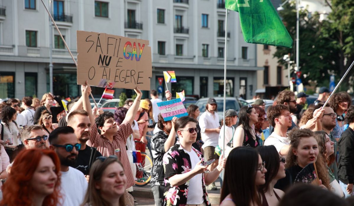 Marșul Bucharest Pride 2026: zeci de mii de oameni cer drepturi egale pentru comunitatea LGBT+ și parteneriat civil pe Calea Victoriei