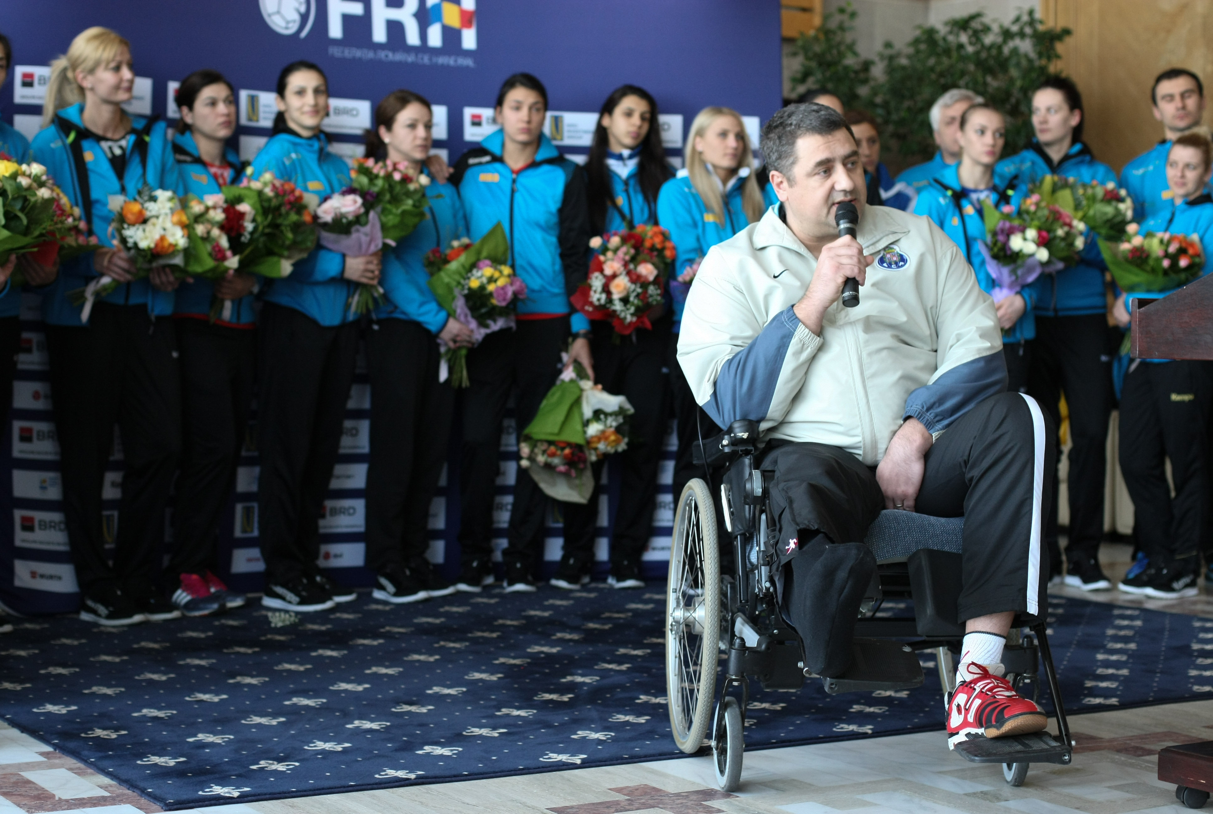 Calificate en-fanfare la Olimpiadă, tricolorele de la handbal au ajuns acasă! Bolnave, dar olimpice! Starul Cristina Neagu, despre șansele de a urca pe podium la Rio: “Nu vreau să mă hazardez, sunt multe detalii de care depinde obținerea unei medalii”. Două fete se căsătoresc! VIDEO