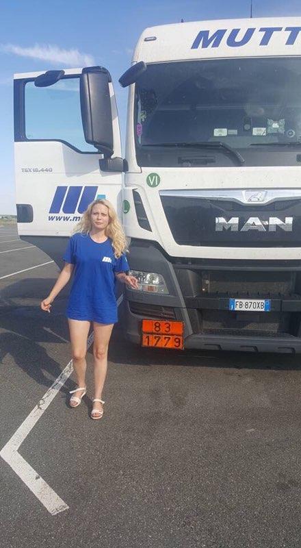 Sexy şoferiţă de TIR din Botoșani și-a scurtat concendiul de dorul iubitului GALERIE FOTO