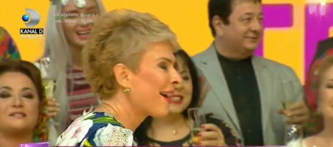 Teo Trandafir a apărut cu o cutie pe cap la emisiunea pe care o prezintă. "Îmi tremură chiloțeii pe mine" | FOTO