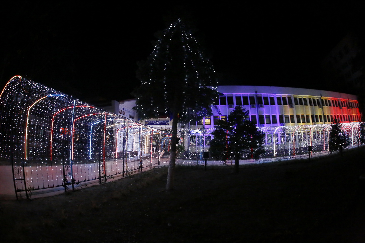 GALERIE FOTO/ Și la Buzău a fost inaugurat iluminatul festiv și s-a deschis oficial Târgul de Crăciun