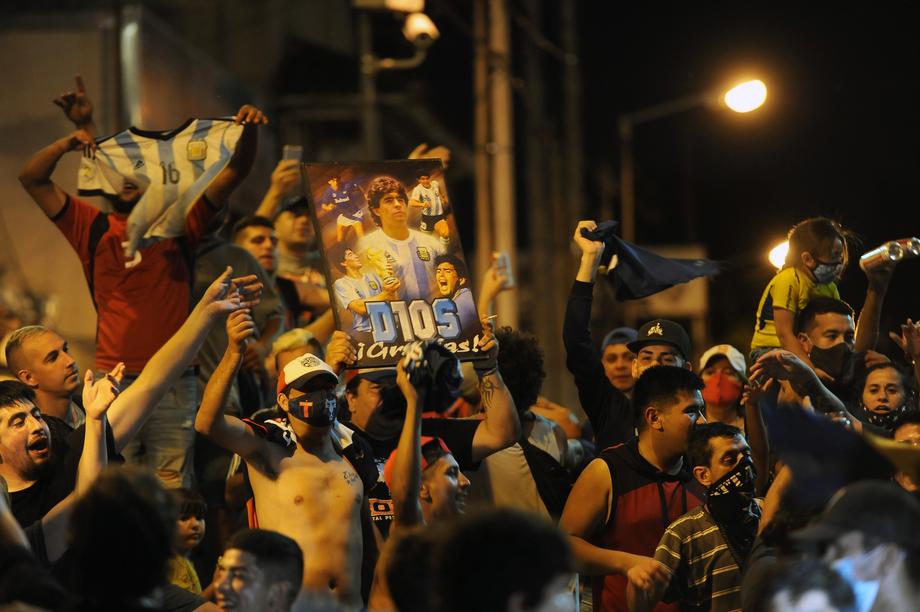 Argentinienii își iau adio de la Diego Maradona. Trupul neînsufleţit al legendarului fotbalist a fost depus la Palatul prezidenţial din Buenos Aires