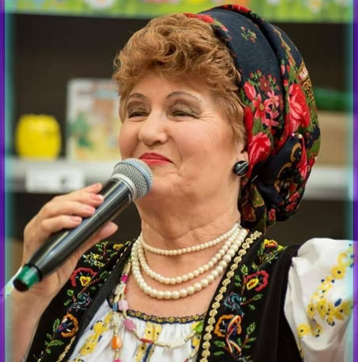 Veta Biriș locuiește la țară de zeci de ani. De ce nu s-a mutat niciodată la oraș cântăreața de muzică populară: „Am rămas acolo, la sat”