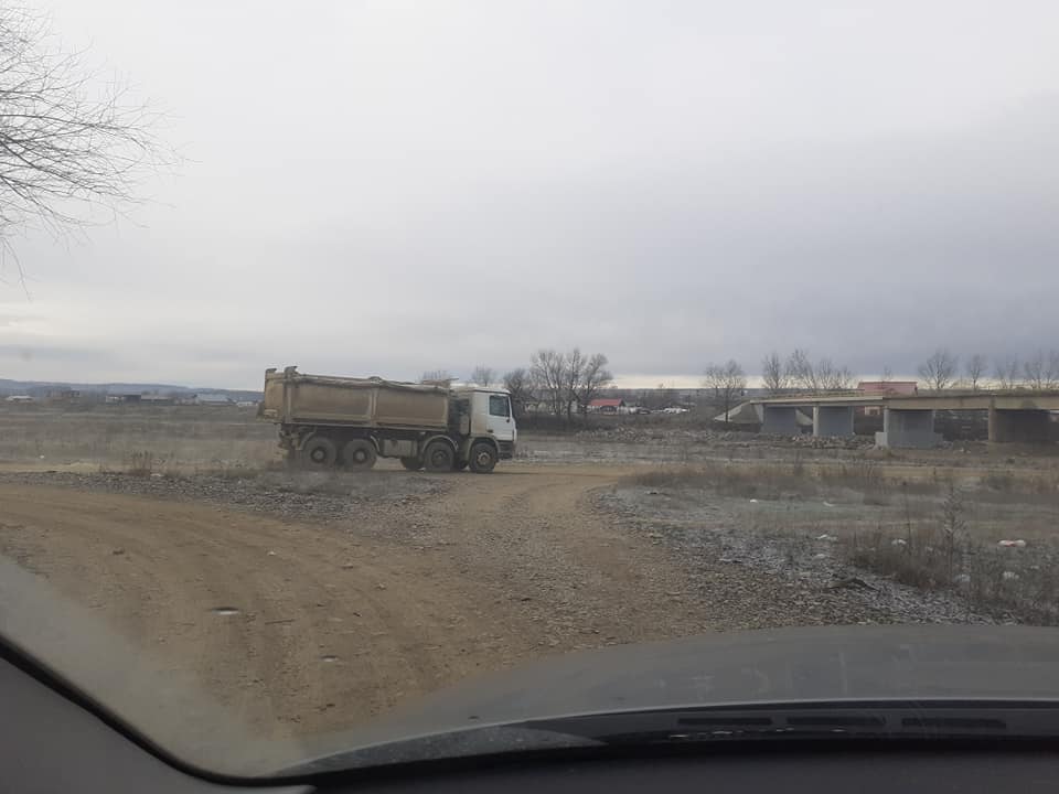 O firmă care a câștigat consolidarea unui pod în Suceava este aceeași care a fost filmată de localnici când ridica balast de sub pod