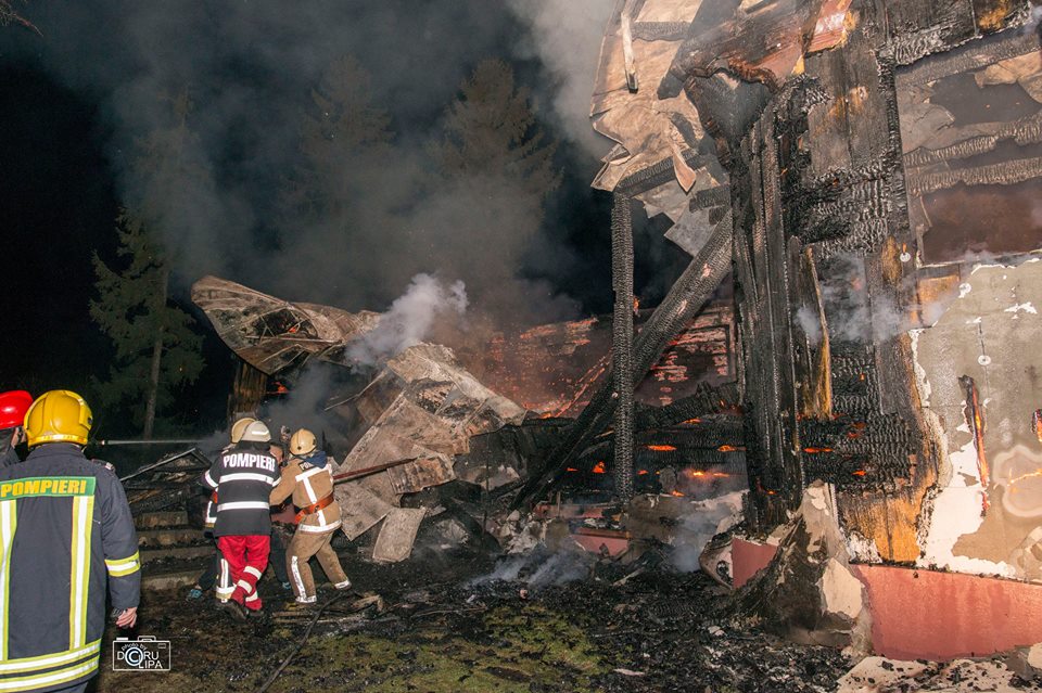 FOTO | O biserică din județul Suceava a ars din temelii