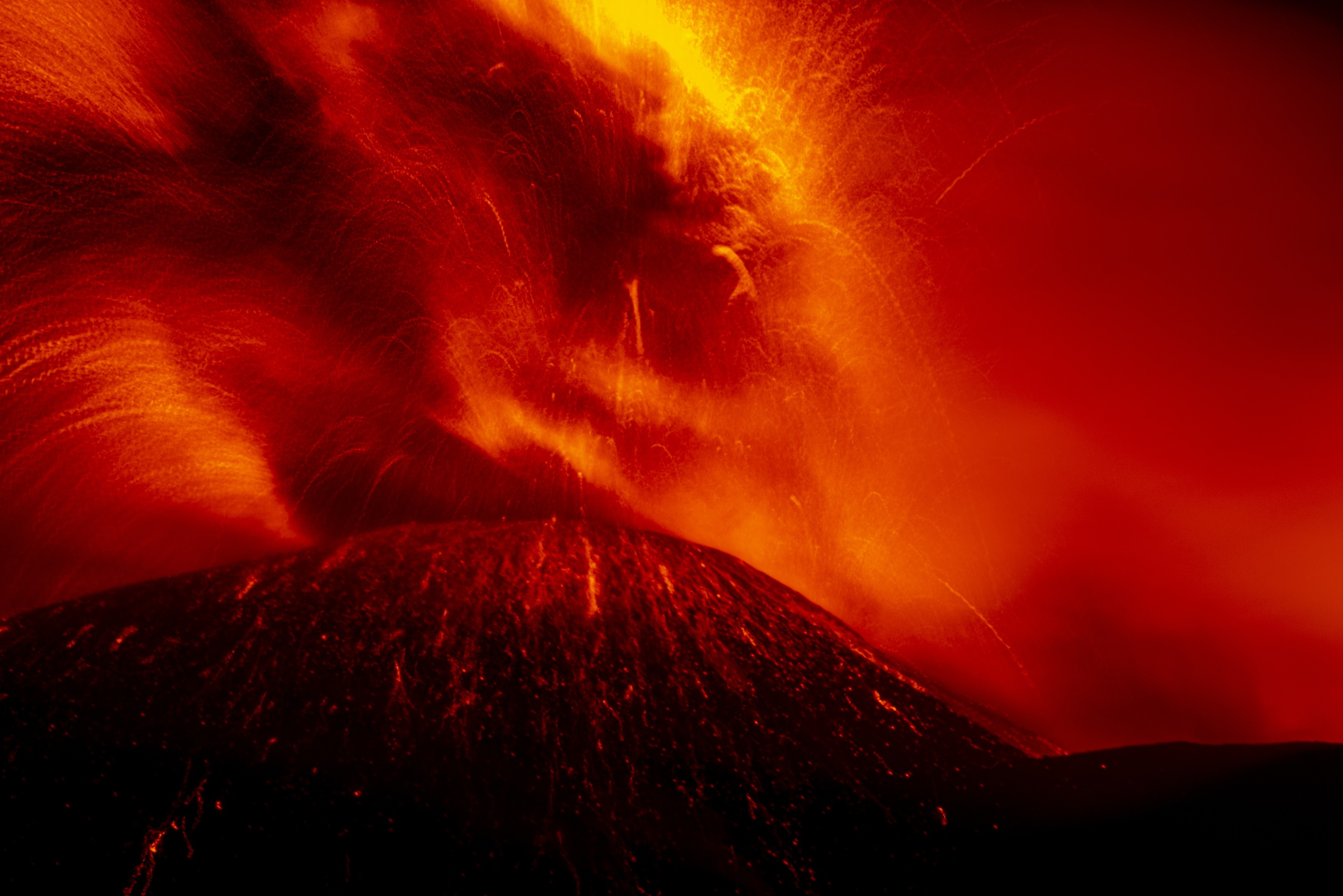 Imagini spectaculoase cu erupția vulcanului Etna. Aeroportul din Catania a fost închis, după ce pista și avioanele au fost acoperite cu cenușă