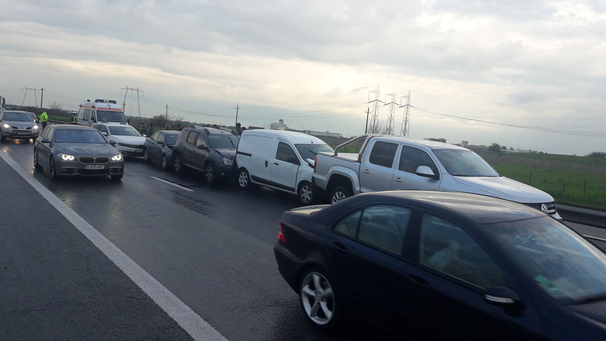 Un accident în care au fost implicate nouă mașini a avut loc pe autostrada București - Pitești. Un copil de trei ani a fost rănit