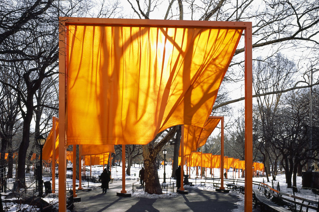 Christo, artistul bulgar care a „împachetat” lumea, a murit la 84 de ani. Lucrările sale au cucerit New York, Berlin și Londra
