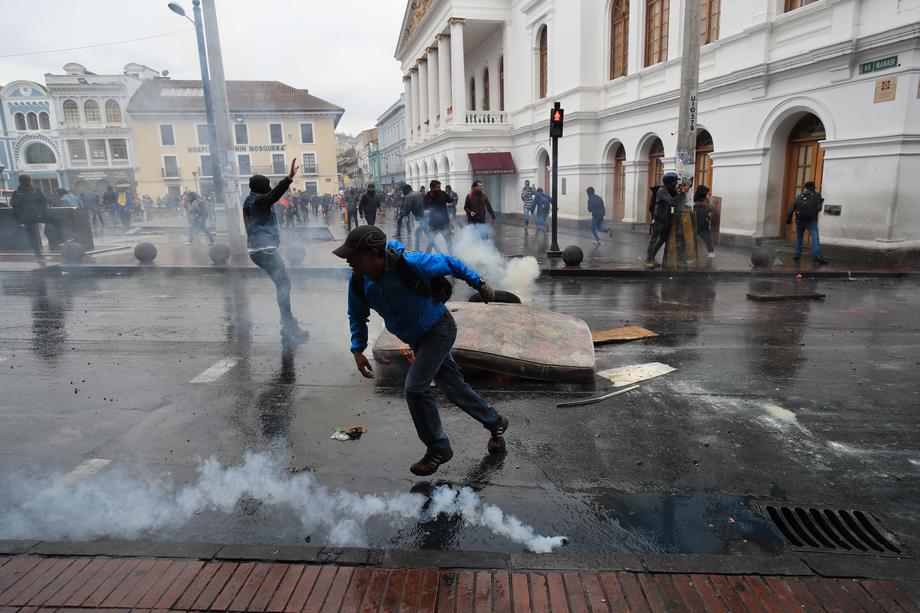 Proteste violente în Ecuador. Președintele a declarat stare de urgență