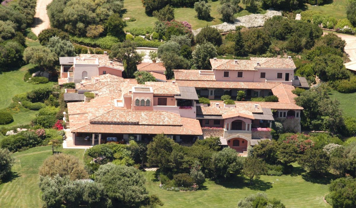 Moștenitorii lui Silvio Berlusconi au vândut celebra Villa Certosa. Cine este șeicul din Qatar care a plătit o sumă colosală