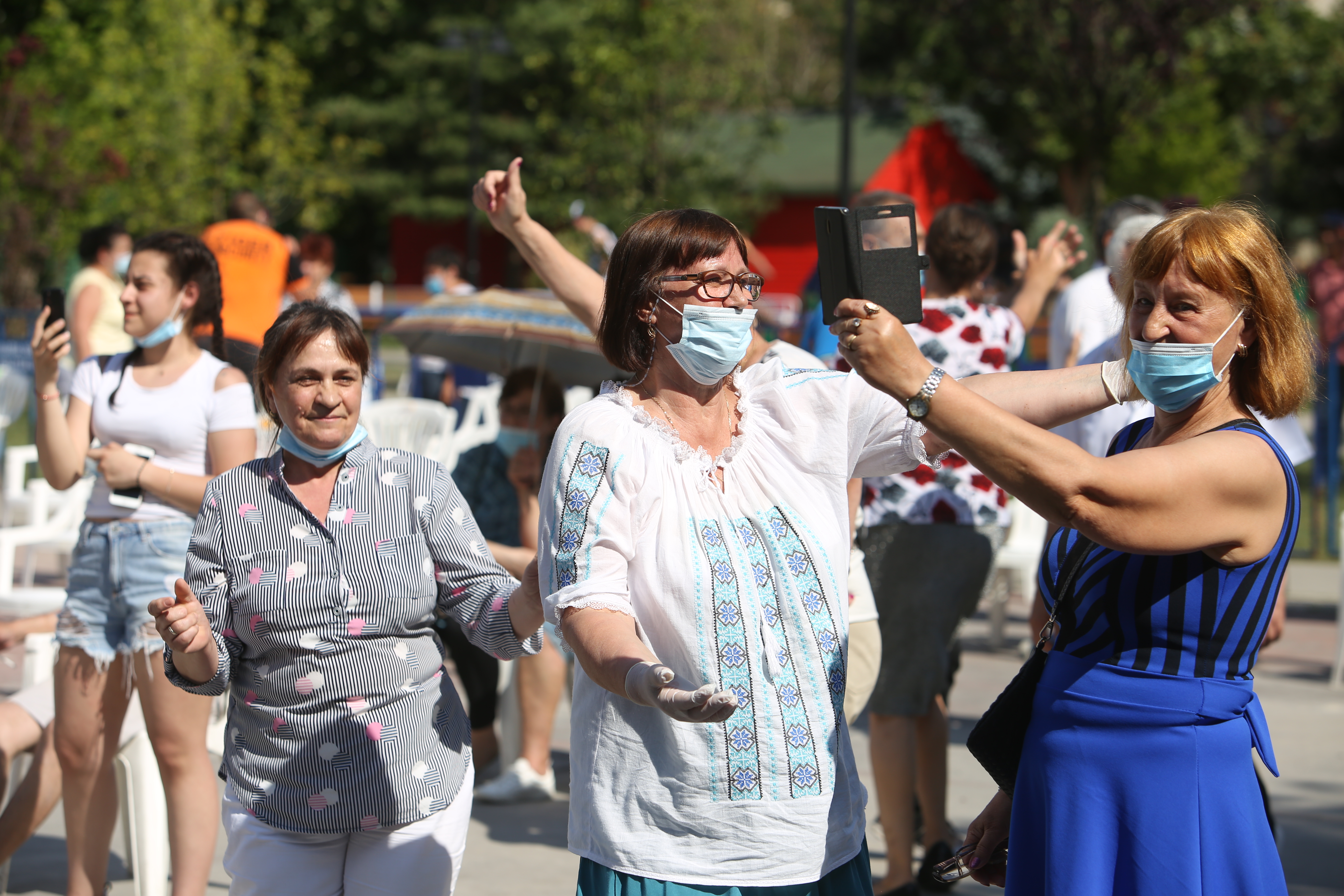 Hore și aglomerație în Parcul Sebastian din Capitală, la spectacolul organizat de primarul Daniel Florea: ”Să vedem dacă ne îmbolnăvim sau nu. Suntem curioase”