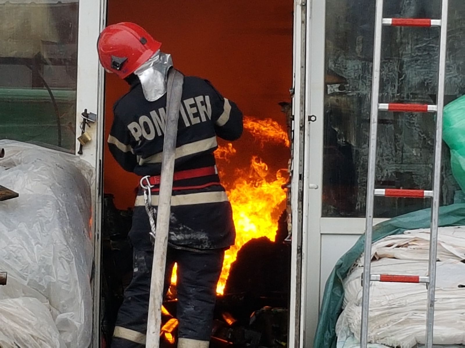 UPDATE/ Incendiul izbucnit la un depozit din Vaslui a fost stins (FOTO&VIDEO)