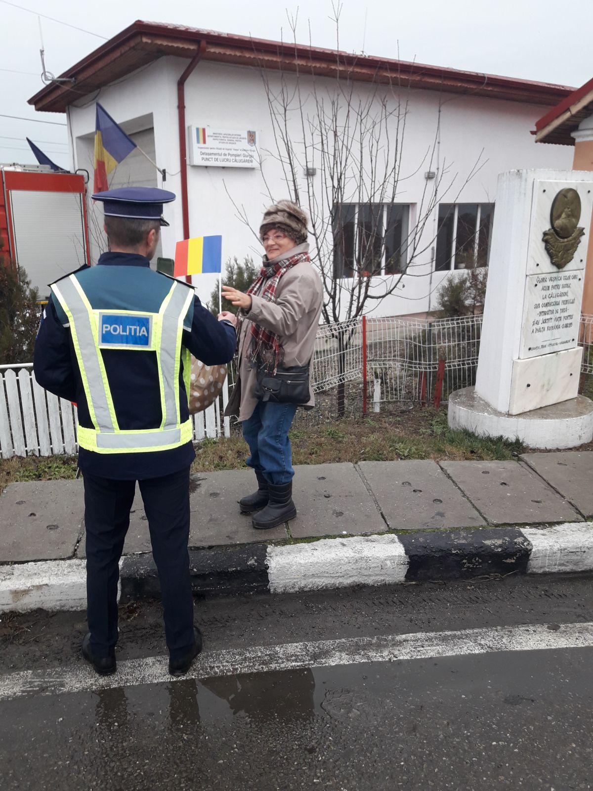 Polițiștii din Călugăreni au dat steaguri tricolore de Ziua Națională șoferilor și copiilor