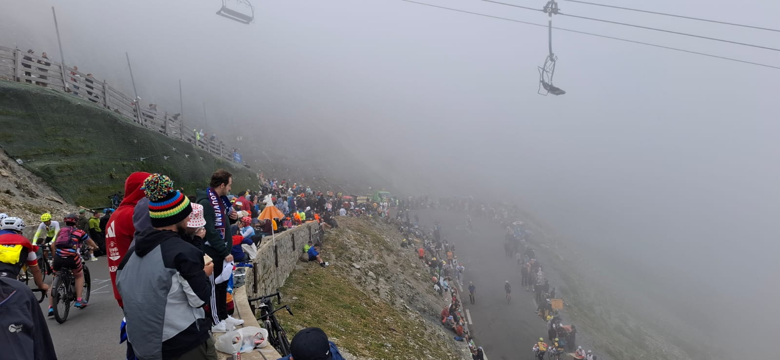 Românii care au dus tricolorul pe cățărările mitice din Turul Franței: „Ca să prindem un loc bun pe Tourmalet, ne-am sculat la 3.30”
