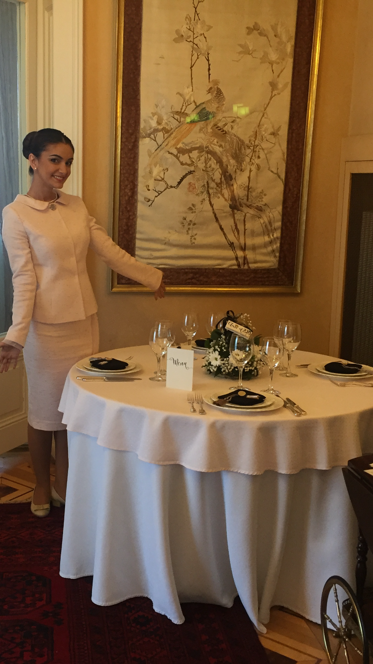 O româncă e stewardesa familiei regale din Emiratele Arabe! Andreea Ștefănescu a făcut aceeași școală de maniere ca Lady Diana