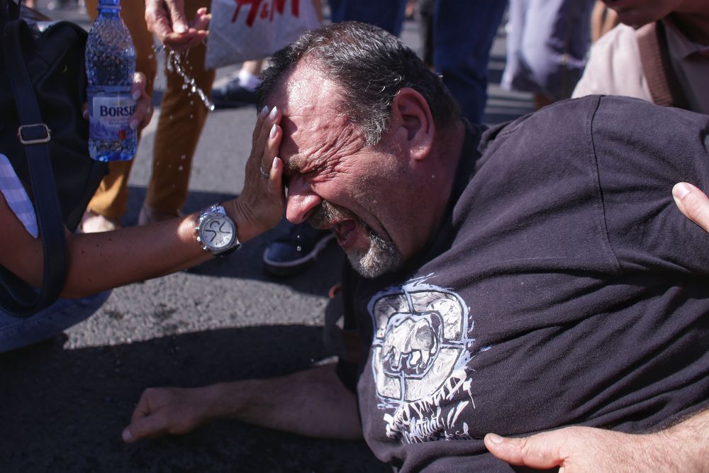 UPDATE. Război de stradă între jandarmi și huligani, în Piața Victoriei. 452 de persoane rănite / VIDEO&FOTO