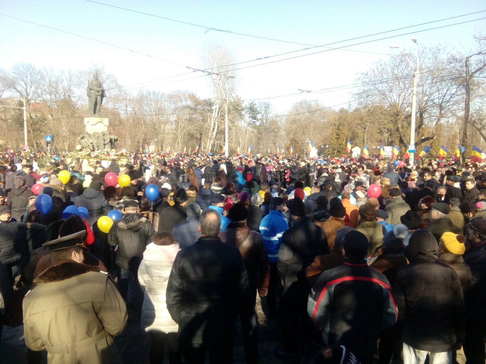 Hora Unirii, la statuia lui Cuza de la Galați: "Toți românii, de la fașă la barbă albă, aici să fie!"| GALERIE FOTO
