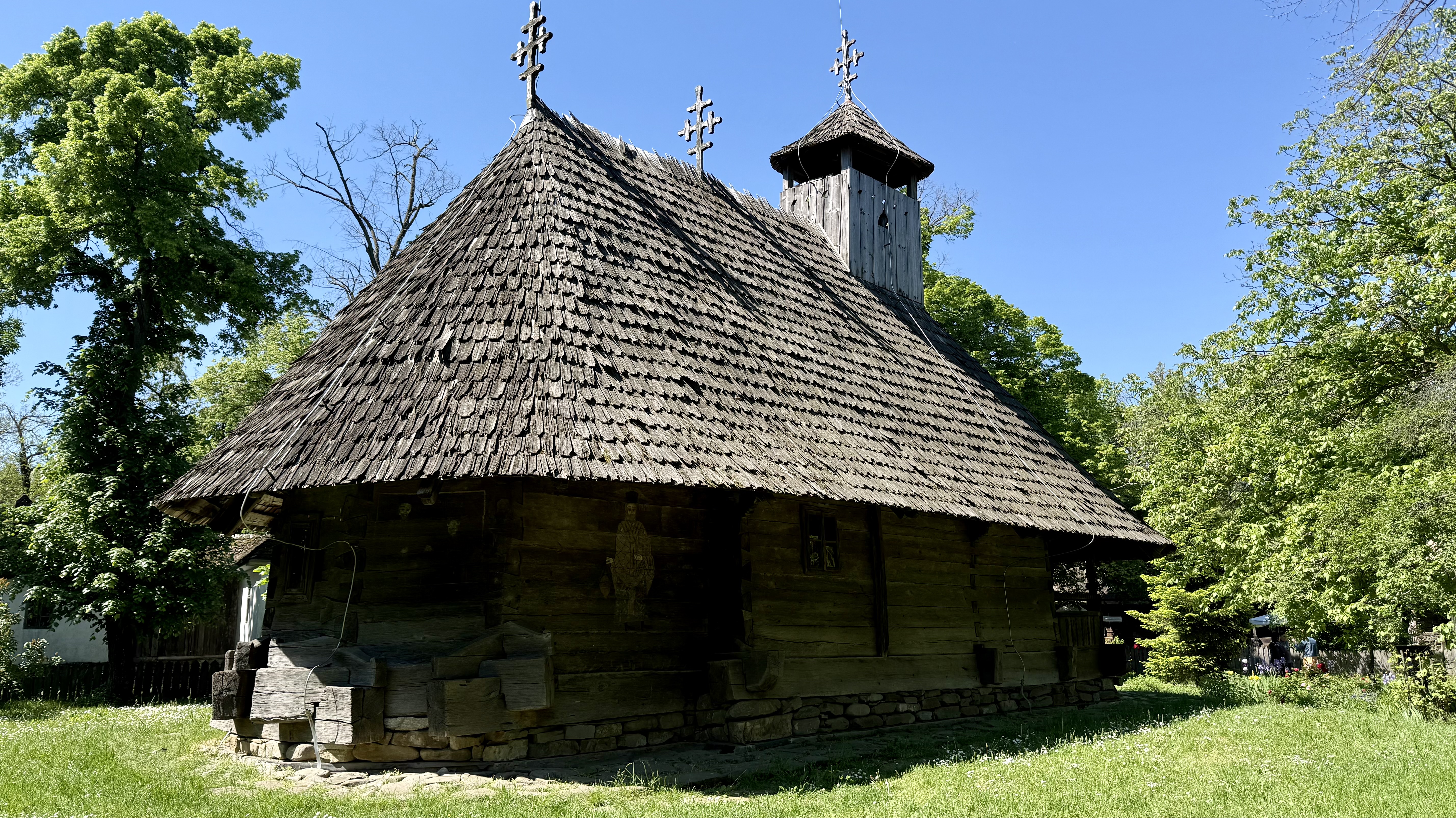 Patru meșteri din Maramureș refac, ca acum un secol, o casă din inima Bucureștiului: „Asta-i istoria! Facem totul manual, ca pe vremuri”