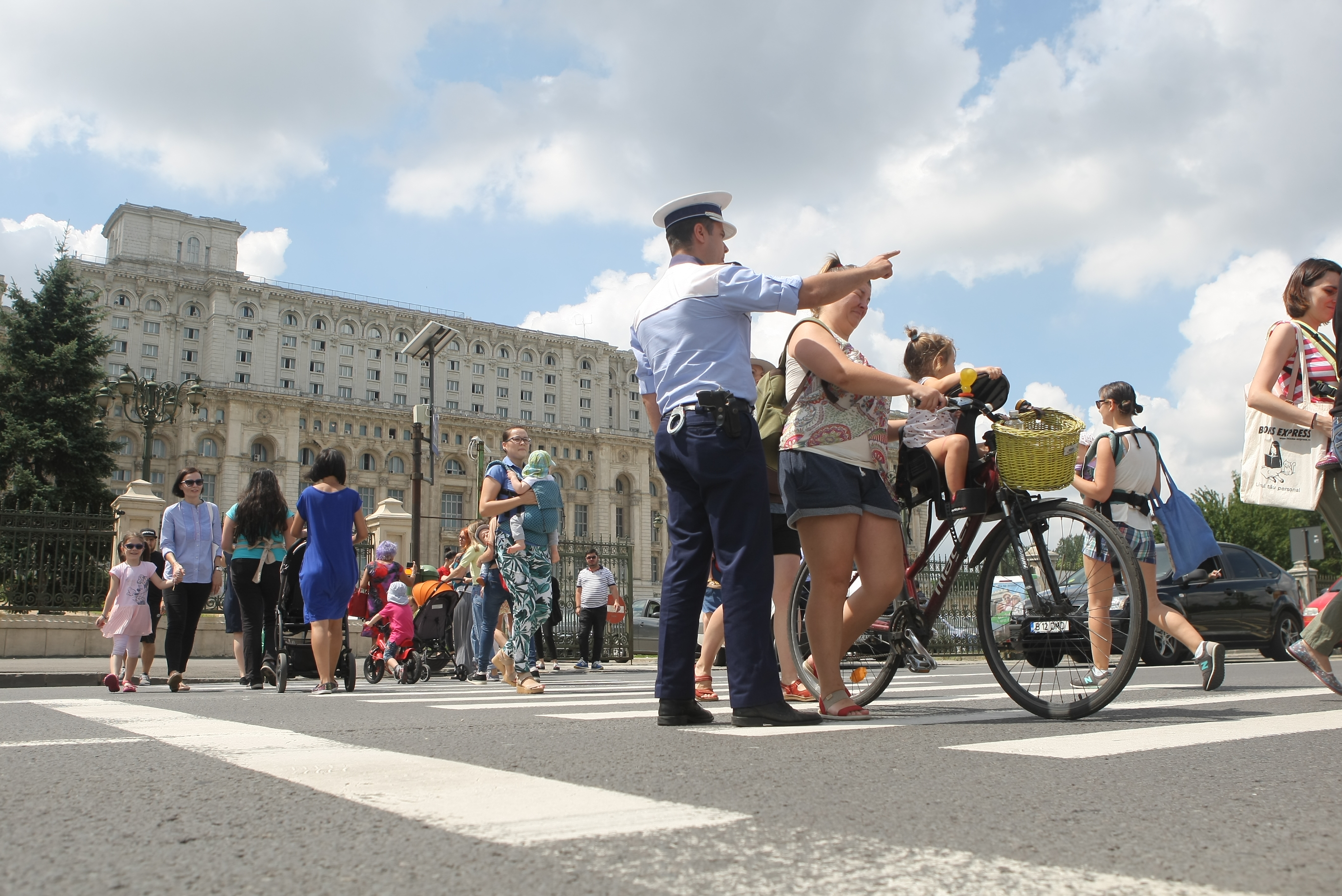 FOTO&VIDEO/ Protest al mamelor la Palatul Parlamentului. Au traversat încontinuu pe o trecere de pietoni din zona Parcului Izvor