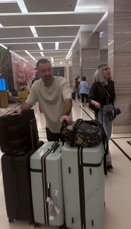 Primele imagini cu Raluca Bădulescu la Asia Express 2025. Nu a renunțat la rochiile decoltate și nici la tocuri