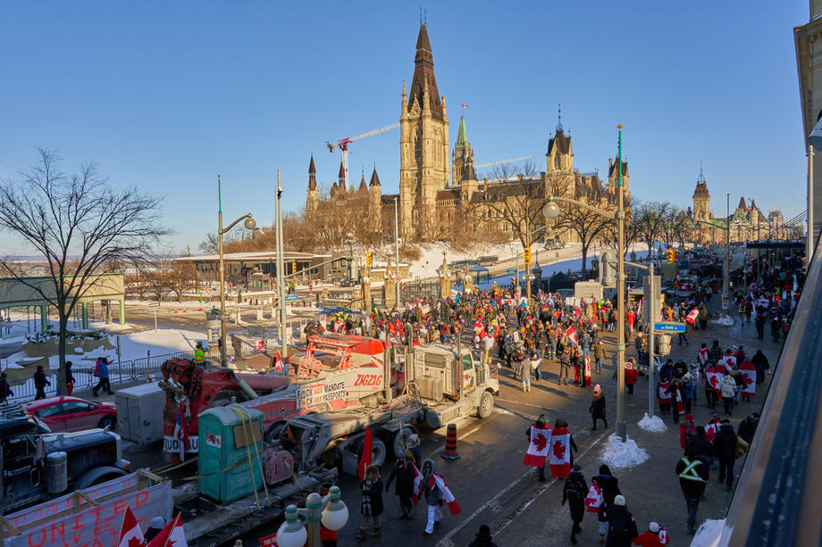 Mii de canadieni s-au alăturat protestului camionagiilor față de vaccinarea obligatorie. Justin Trudeau, dus într-o locație secretă