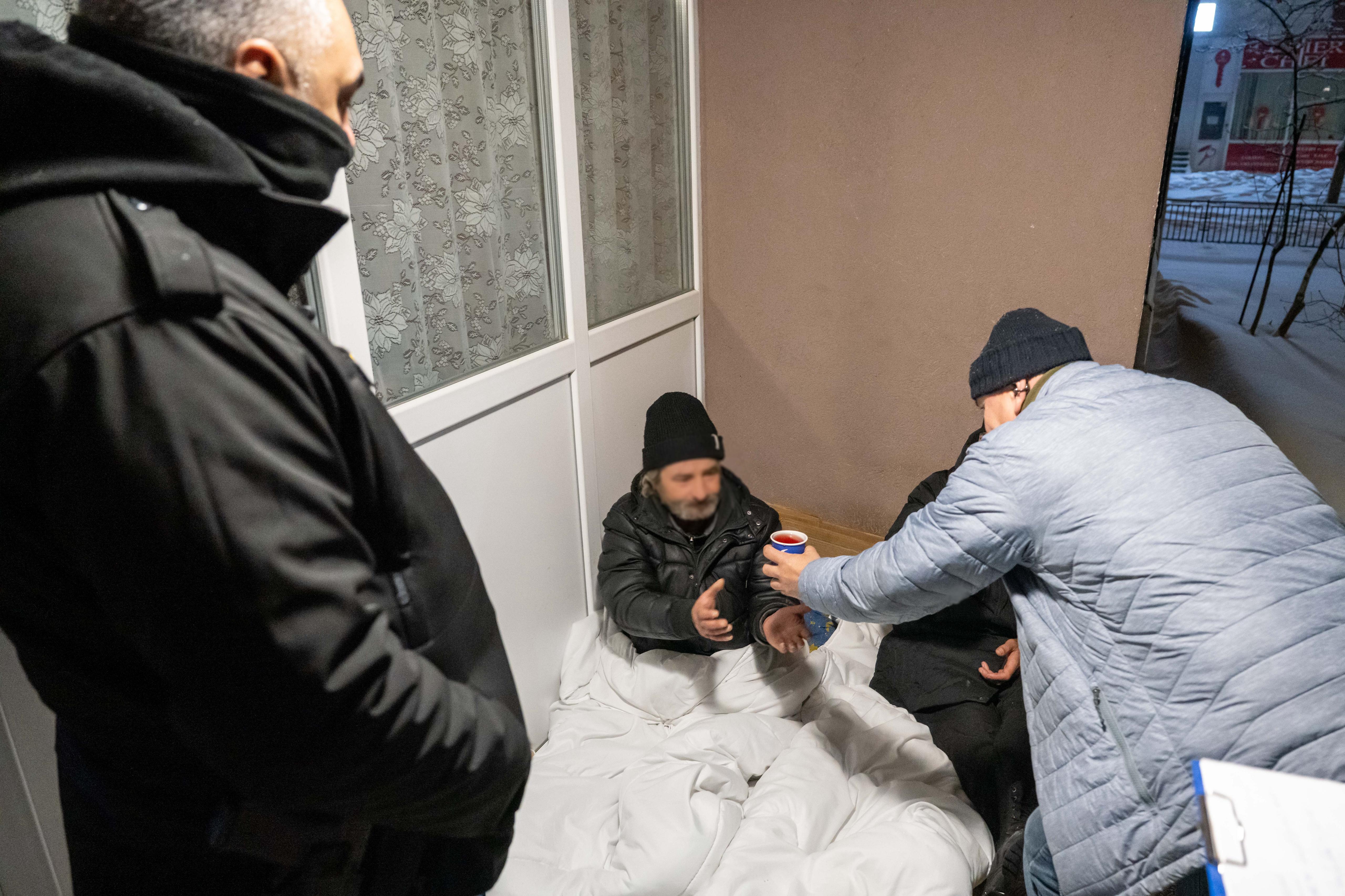 Cum poți ajuta oamenii fără adăpost în zilele geroase. Care sunt centrele comunitare din București unde aceștia pot primi hrană și căldură